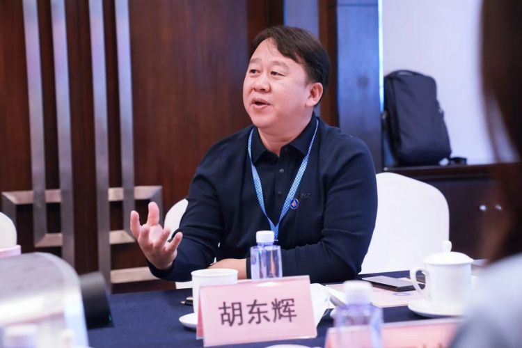 胡东辉.jpg